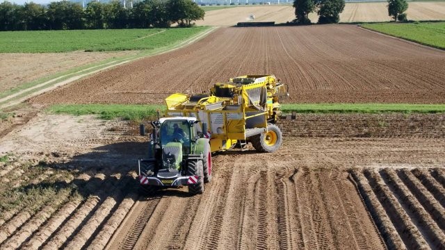 Pressebild ROPA Keiler 2 RK22 Nachlauflenkung im Feld